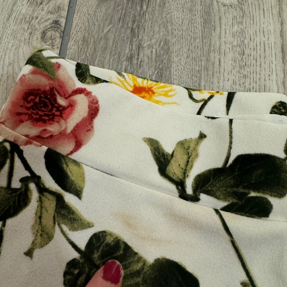 Mine small floral shorts - Picture 2 of 5